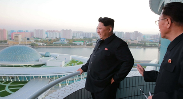 金正恩视察新建成的科技综合大楼