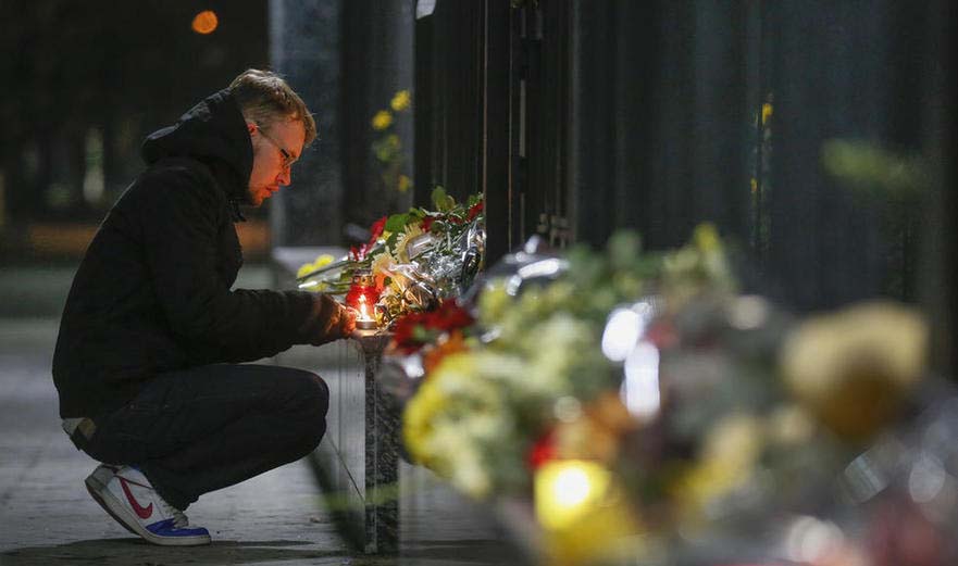 乌克兰民众自发到俄大使馆外为空难死难者献花