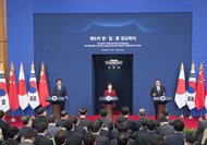 李克强与韩国总统 日本首相共同会见记者