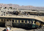 巴基斯坦发生火车脱轨事故 造成百余人死伤