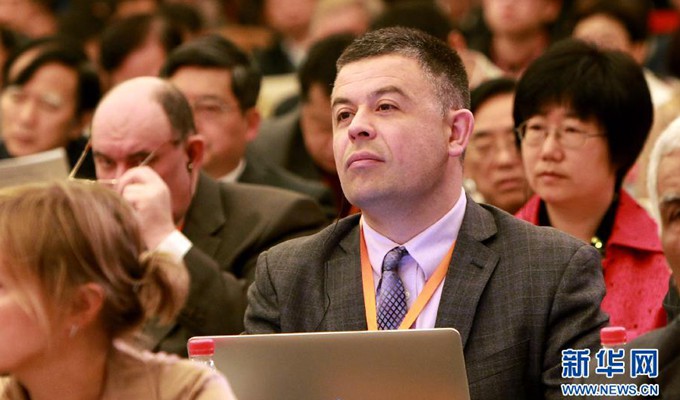 第五届世界中国学论坛嘉宾聆听主题演讲