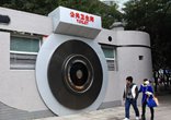 外媒搜罗中国最奇葩公厕：从UFO到巨大相机