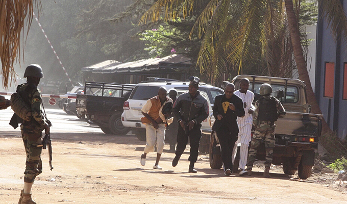 马里安全部队疏散酒店附近民众