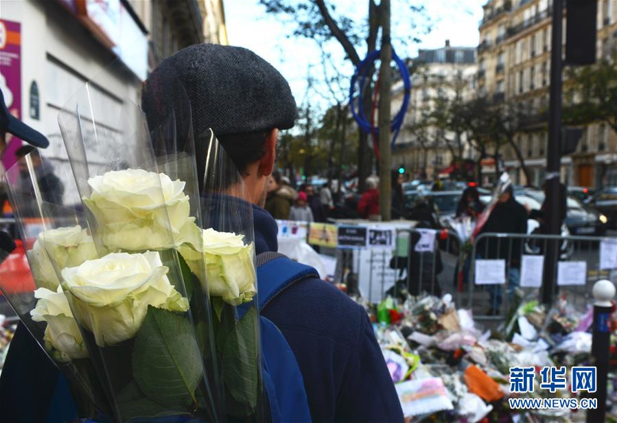 巴黎民众和游客悼念恐怖袭击罹难者