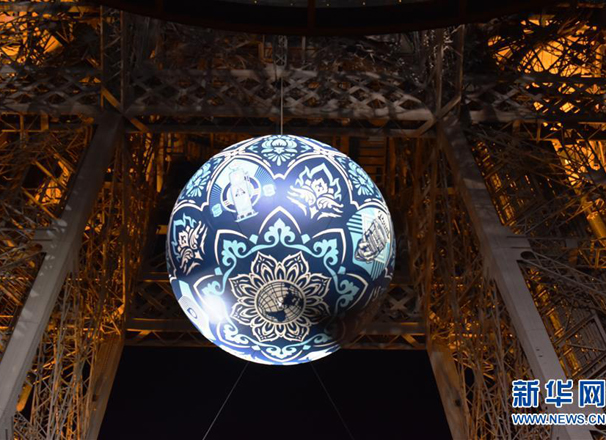 巴黎鐵塔懸挂“地球危機”大圓球