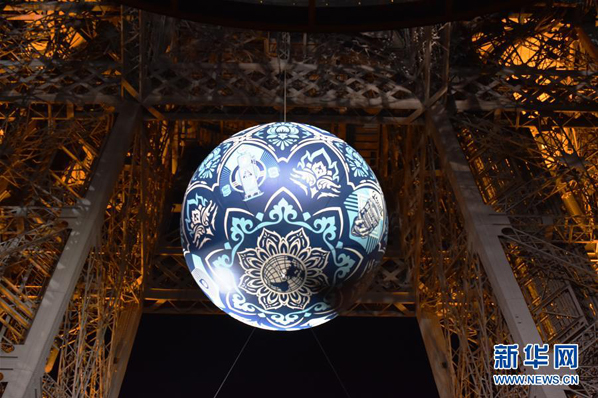 巴黎铁塔悬挂“地球危机”大圆球