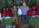 英国哈里王子到访南非 与小朋友踢足球（高清组图）