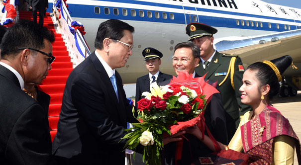 张德江抵达老挝