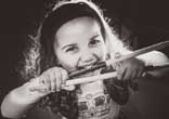 巴西5岁萌妹演绎重金属音乐 被称天才鼓手（高清）