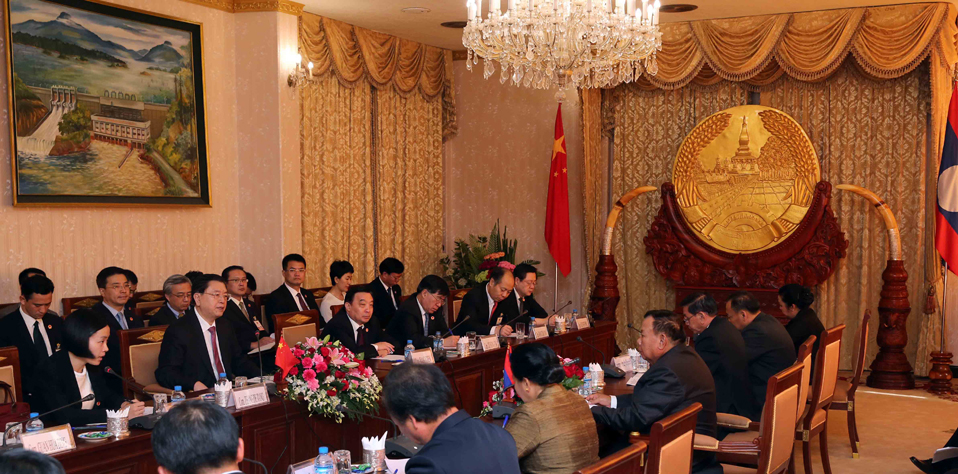 张德江会见老挝国家副主席本南