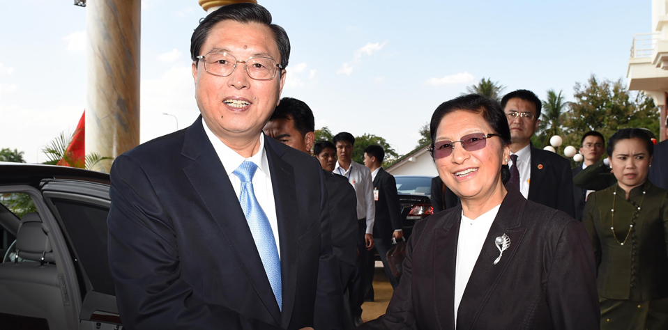 张德江会见老挝国会主席巴妮