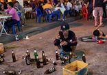 纪实曼谷夜生活：沿街售卖廉价啤酒和笑气