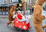 数百名&ldquo;圣诞老人&rdquo;汇聚伦敦大游行（高清组图）