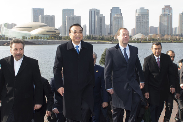 李克強與出席上海合作組織總理會議的各國領導人共同參觀城市建設