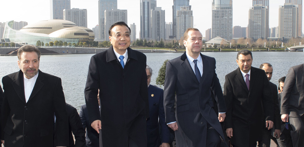 李克強與出席上海合作組織總理會議的各國領導人共同參觀城市建設
