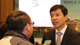 李彦宏接受媒体记者采访