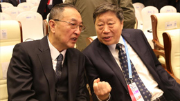 柳传志与张瑞敏交谈