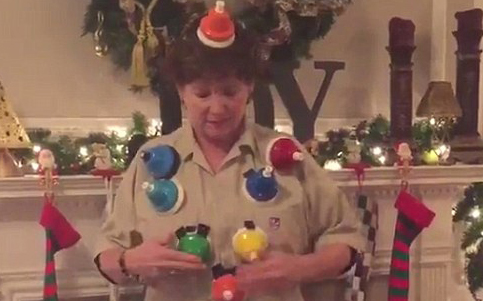 美天才妈妈自制铃铛连体衣演奏&ldquo;钟声颂歌&rdquo;