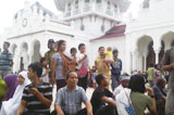 地震发生后人们聚集在一座清真寺外