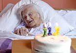 英最长寿老人庆祝113岁生日 与飞机同年诞生