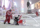 美国遭遇暴风雪袭击 时报广场飞雪飘零
