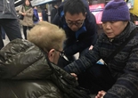 老外晕倒路人相扶 场面温馨&ldquo;狠&rdquo;感人