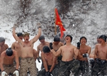 雪地联合训练韩美士兵赤膊上阵“秀肌肉”