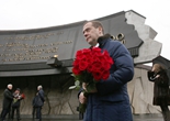 俄纪念解放列宁格勒72周年 梅德韦杰夫献花