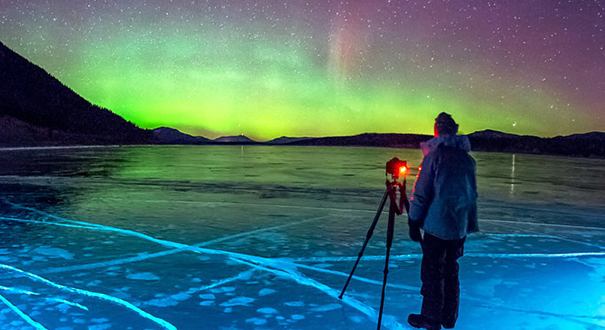 加拿大亚伯拉罕湖冰封气泡 北极光映衬下异常美丽