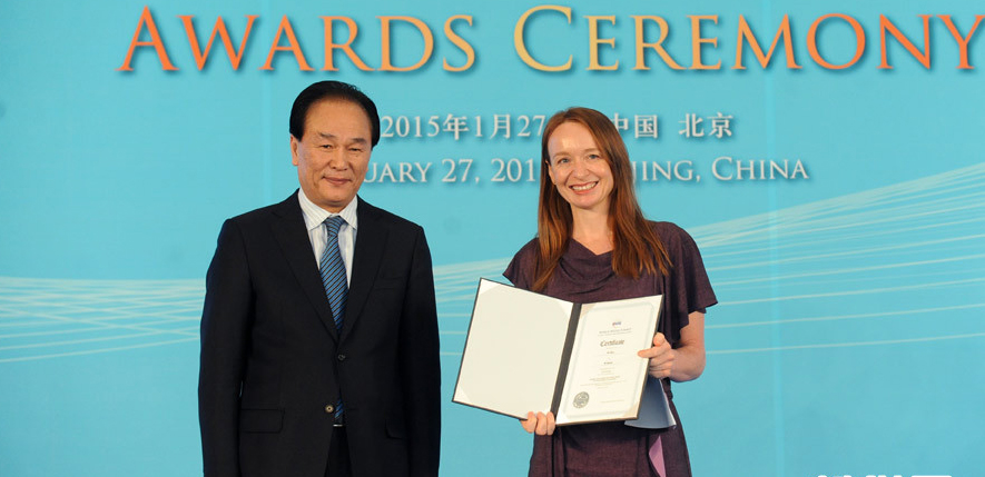 新华社社长蔡名照为发展中国家优秀新闻团队奖获得者代表颁奖(资料图)