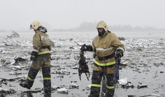 迪拜客机坠毁现场曝光 飞机残骸散落满地