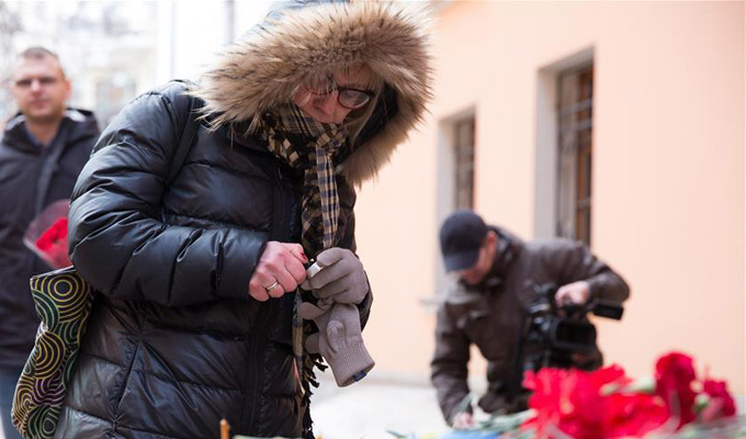 俄罗斯民众悼念坠机遇难者