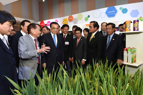 李克強同湄公河國家領導人共同參觀瀾湄合作展