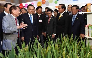李克強同湄公河國家領導人共同參觀瀾湄合作展