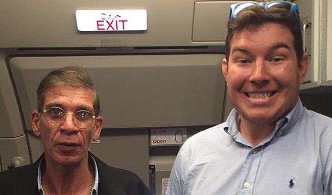 心真大！被劫埃航人质和劫机犯玩自拍