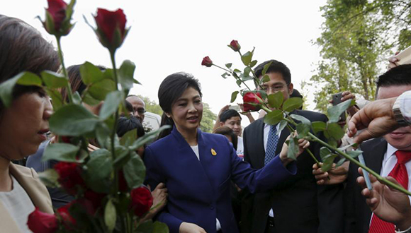 泰国前总理英拉出席庭审 获支持者献花(组图)