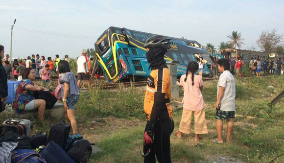 泰国一列火车与大巴相撞 造成至少3人死亡30人受伤(组图)