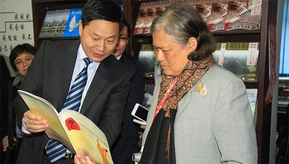 泰国公主诗琳通访问吉尔吉斯斯坦期间参观孔子学院