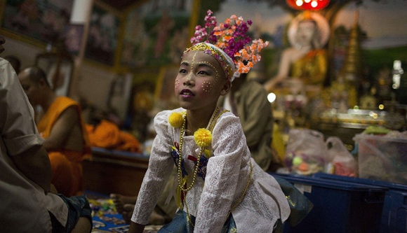 泰国少年化精致妆容 参加受戒仪式入佛教（组图）