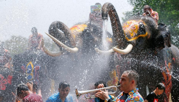 泰国民众庆祝泼水节 大象长鼻秒变&ldquo;水枪&rdquo;