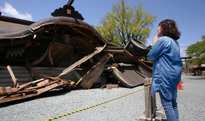 震后的日本熊本县 民众面对神社废墟祈福