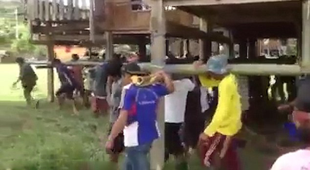 泰国一村庄齐上阵 帮村民扛起整座房子搬家（图）