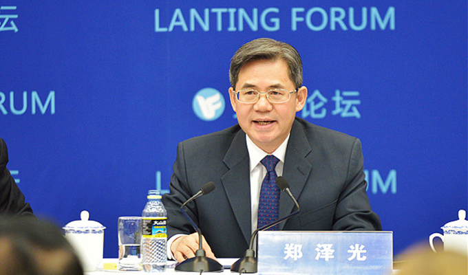 外交部副部长郑泽光在“蓝厅论坛”上介绍情况