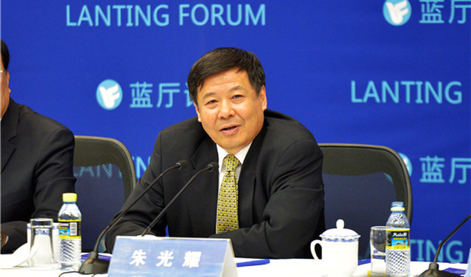 财政部副部长朱光耀在“蓝厅论坛”上介绍情况