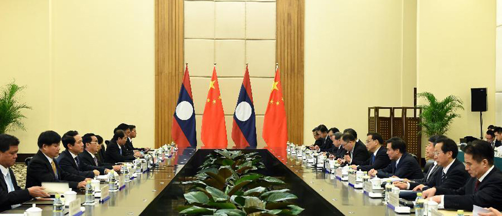 李克强会见老挝总理通邢