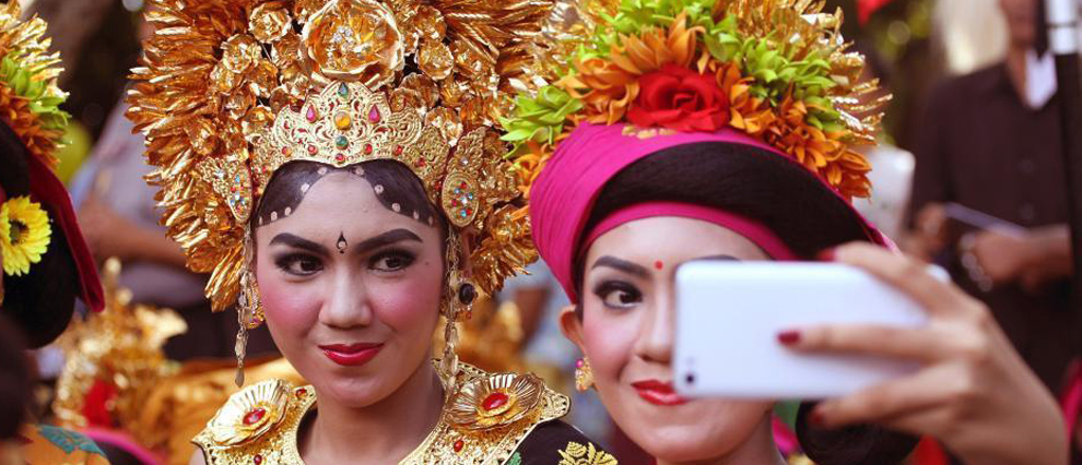 印尼巴厘岛艺术节开幕 传统服饰大放异彩(组图)