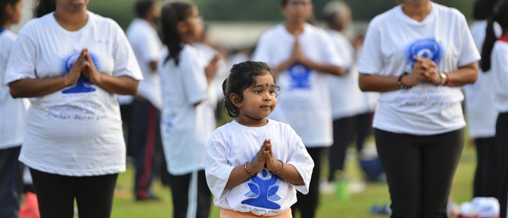 马来西亚举行千人瑜伽活动迎国际瑜伽日