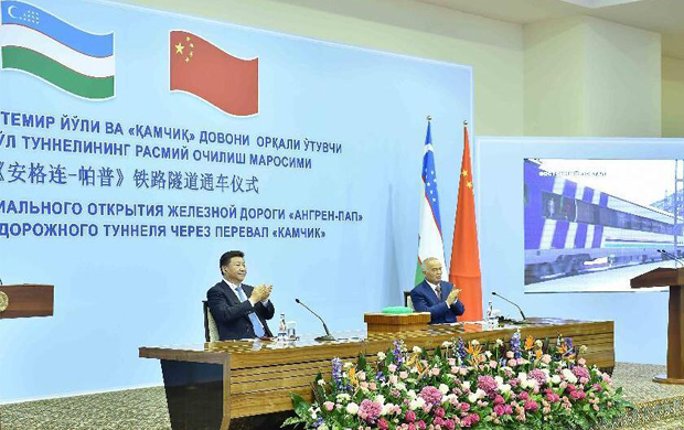 习近平同乌总统出席"安格连-帕普"铁路隧道通车连线活动