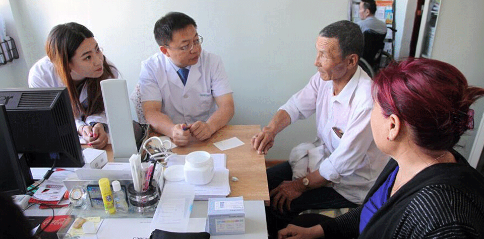 中國蒙醫專家為蒙古國患者義診