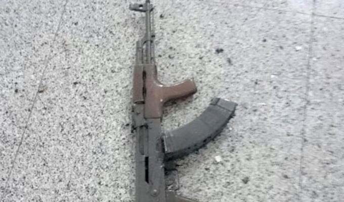 土耳其机场爆炸现场：地面散落枪支